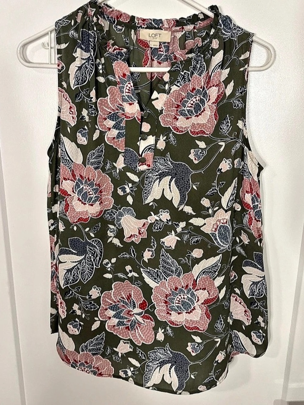 Like New! LOFT Floral Sleeveless Blouse in Green & Red Size Small